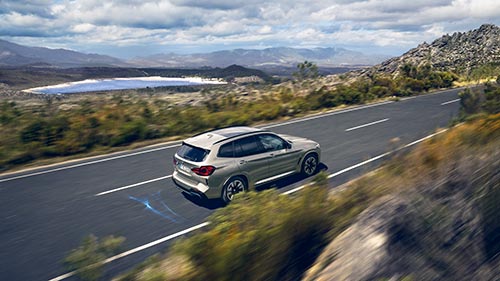 BMW fährt auf einer kurvenreichen Straße – Dynamik und Kontrolle im Autohaus BMW Köhler in Karlstadt