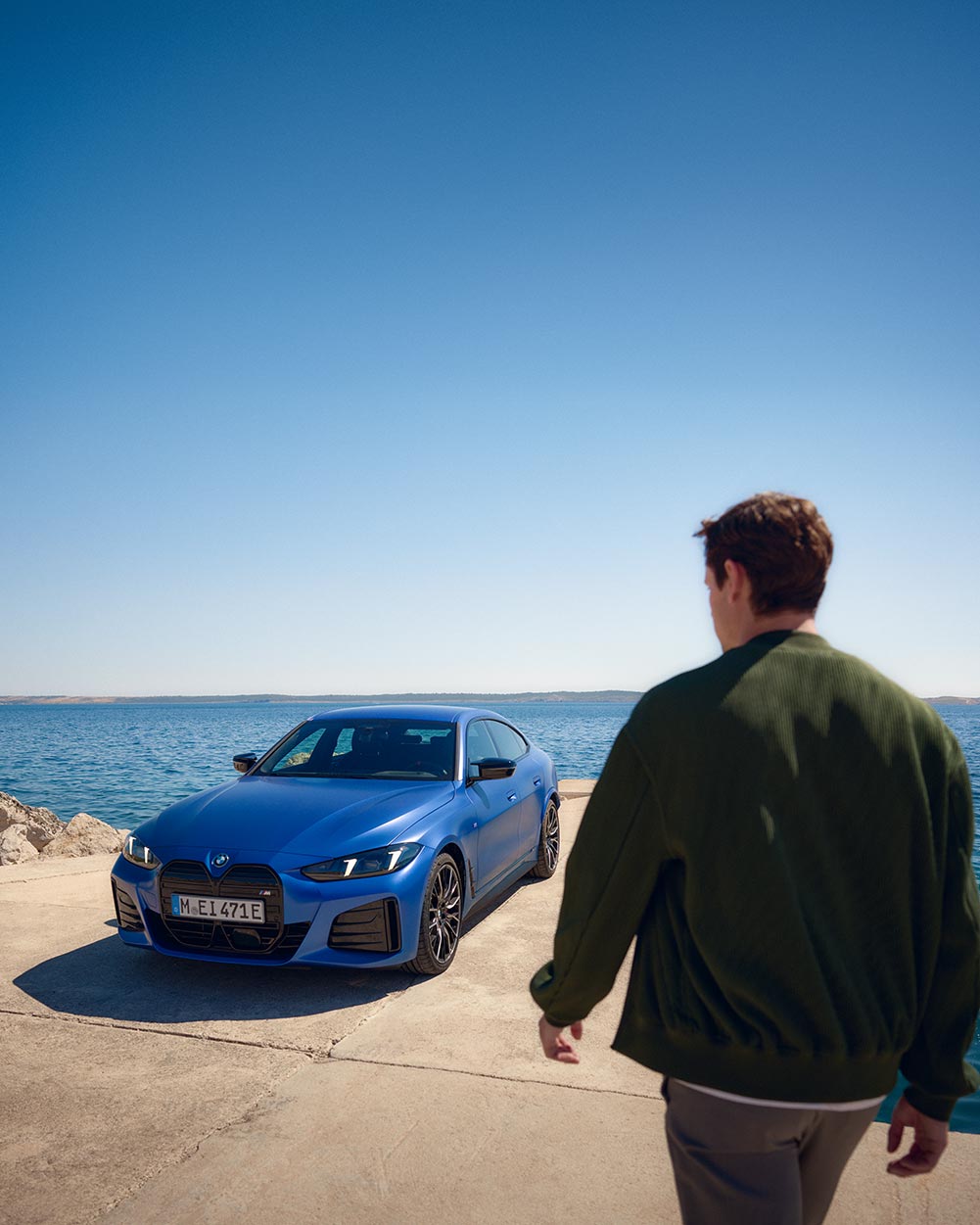 Person geht auf BMW 4er zu – Auswahl und Design im Autohaus BMW Köhler in Karlstadt