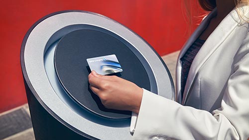 Detailaufnahme eine BMW Charging Card – moderne Technik im Autohaus BMW Köhler in Karlstadt