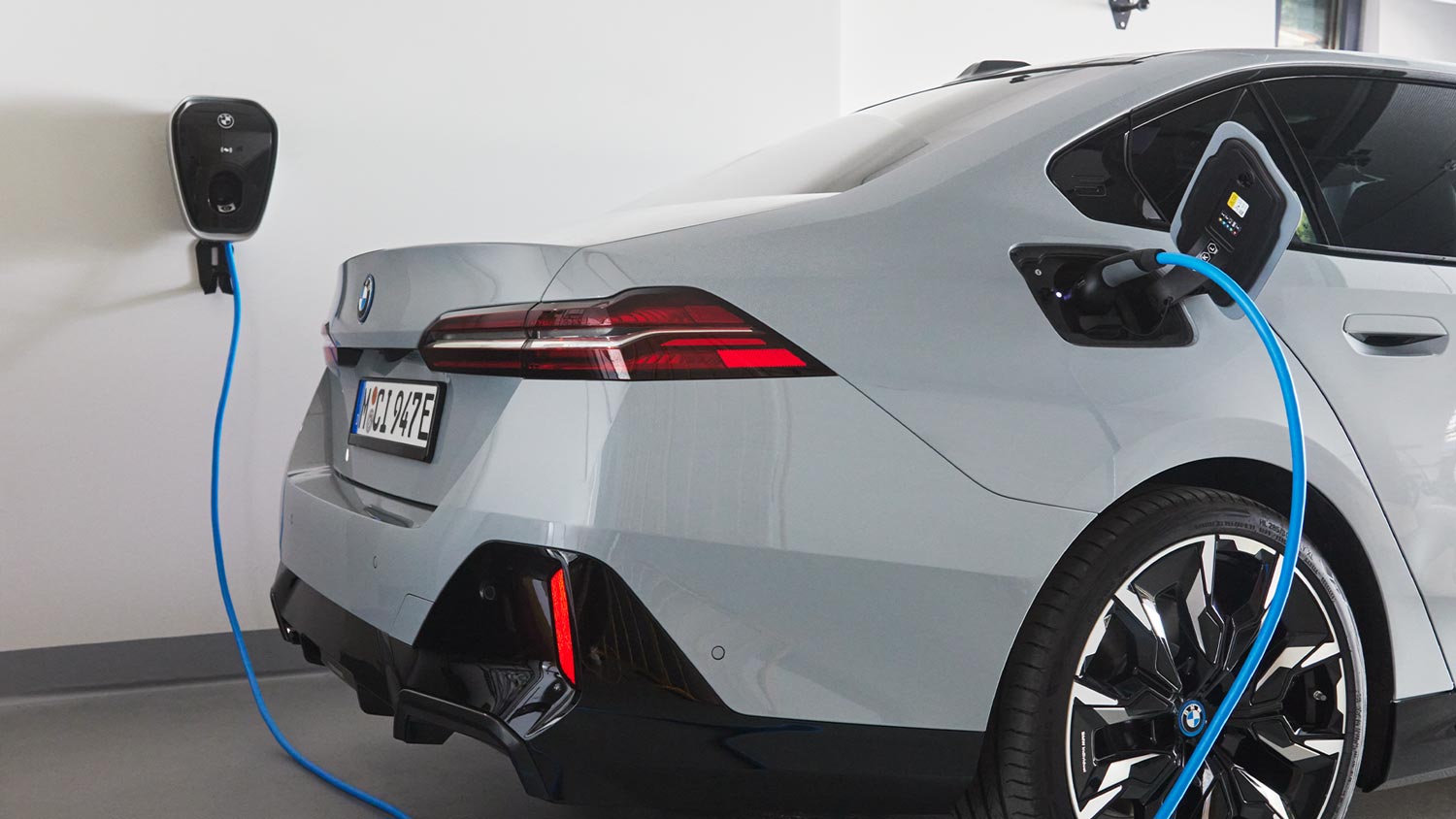 BMW i5 beim Laden an einer Wallbox – Elektromobilität erleben mit BMW Köhler in Karlstadt