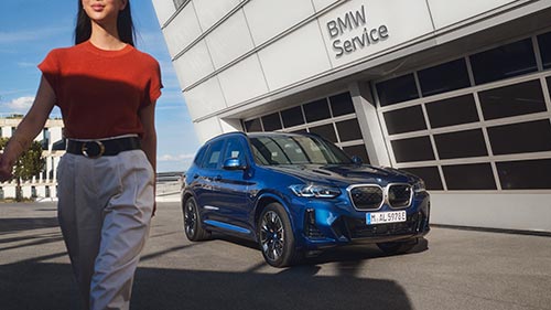 BMW X1 vor dem Autohaus – vielseitige Mobilität mit BMW Köhler in Karlstadt
