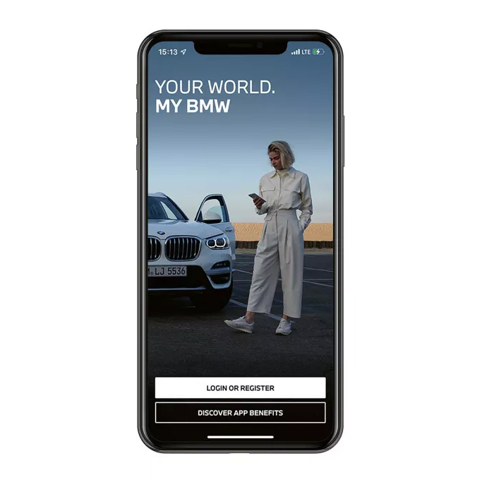 Frau mit Handy vor einem BMW. Für die My BMW App registrieren – Lifestyle und Fahrfreude mit BMW Köhler in Karlstadt