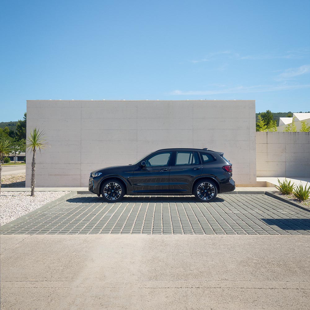 BMW iX3 in minimalistischer Umgebung – Fortschritt und Design im Autohaus BMW Köhler in Karlstadt