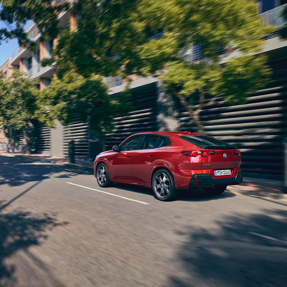 BMW X2 vor einem modernen Gebäude – Stil und Innovation im Autohaus BMW Köhler in Karlstadt