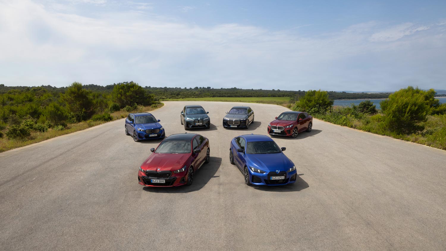 Verschiedene BMW-Modelle auf einer Straße – Vielfalt erleben im Autohaus BMW Köhler in Karlstadt