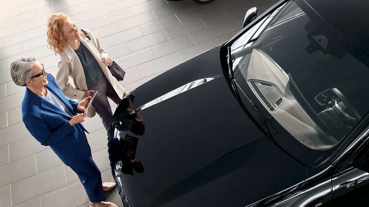Kunden bei der Fahrzeugübergabe aus der Vogelperspektive – erstklassiger Service im Autohaus BMW Köhler in Karlstadt