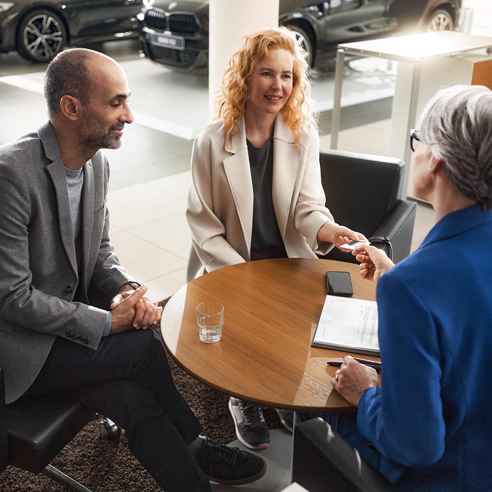 Mann und Frau bei der Fahrzeugberatung – Kompetenz und Service im Autohaus BMW Köhler in Karlstadt