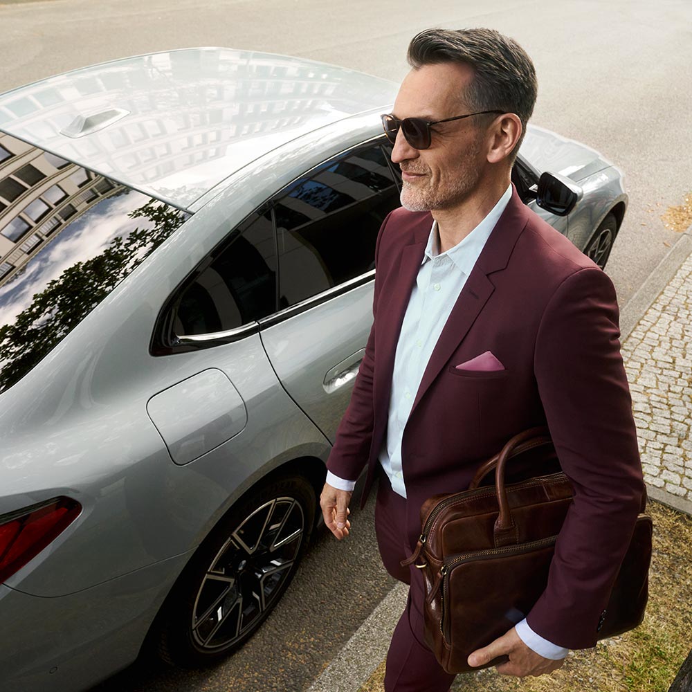 Eleganter Mann neben einem BMW – Exklusivität und Stil im Autohaus BMW Köhler in Karlstadt