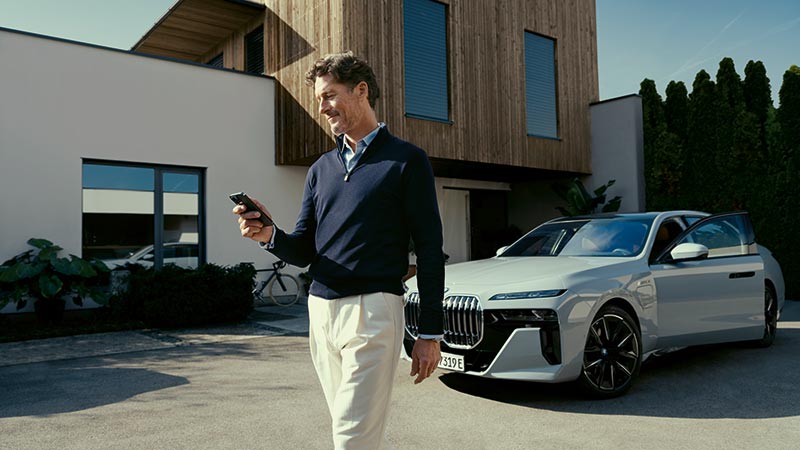 BMW 7er vor einem Haus – Perfekt für jede Lebenssituation mit BMW Köhler in Karlstadt.