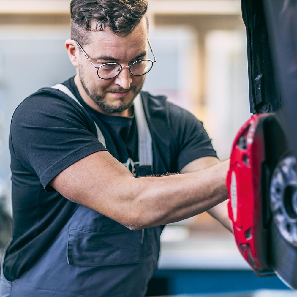 Mechaniker überprüft die Bremsen eines MINI – Qualität und Sicherheit im Autohaus BMW Köhler in Karlstadt.