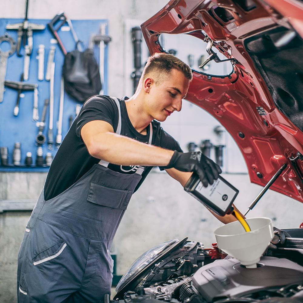 Mechaniker bei der Fahrzeugwartung – zuverlässiger Service im Autohaus BMW Köhler in Karlstadt.