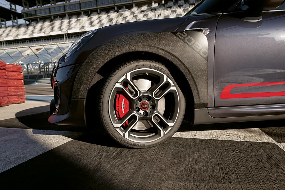 Sportlicher MINI mit roten Bremssätteln auf der Straße – verfügbar im Autohaus BMW Köhler in Karlstadt.