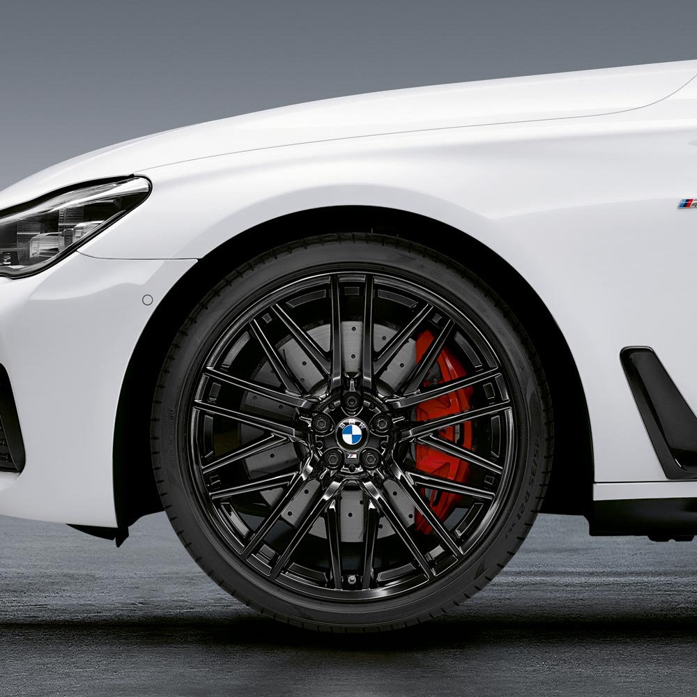 Seitenansicht eines BMW mit schwarzer Felge – sportliches Design im Autohaus BMW Köhler in Karlstadt.