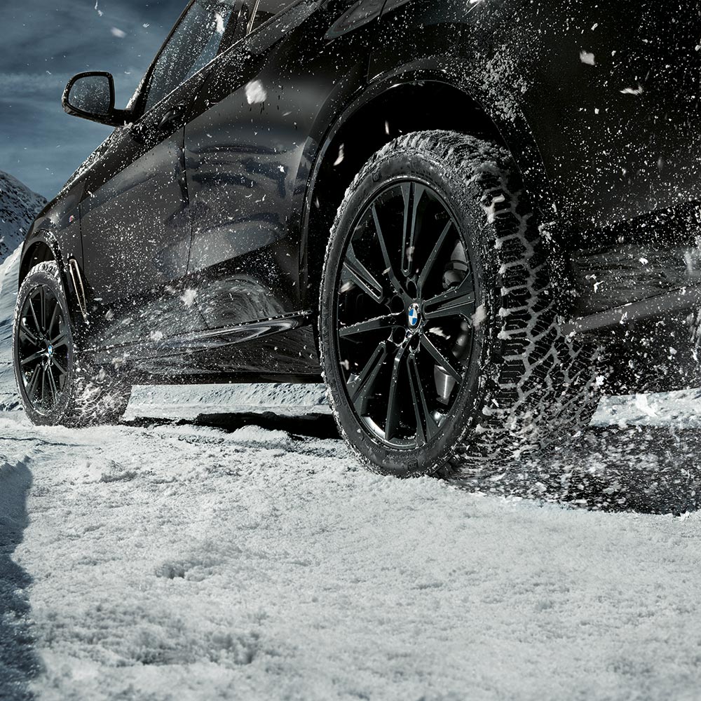 schwarzer bmw auf schnee fährt bei BMW Köhler in Karlstadt