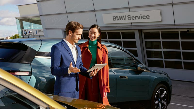 Beratungsgespräch vor einem BMW – Individuelle Kundenbetreuung im Autohaus BMW Köhler in Karlstadt