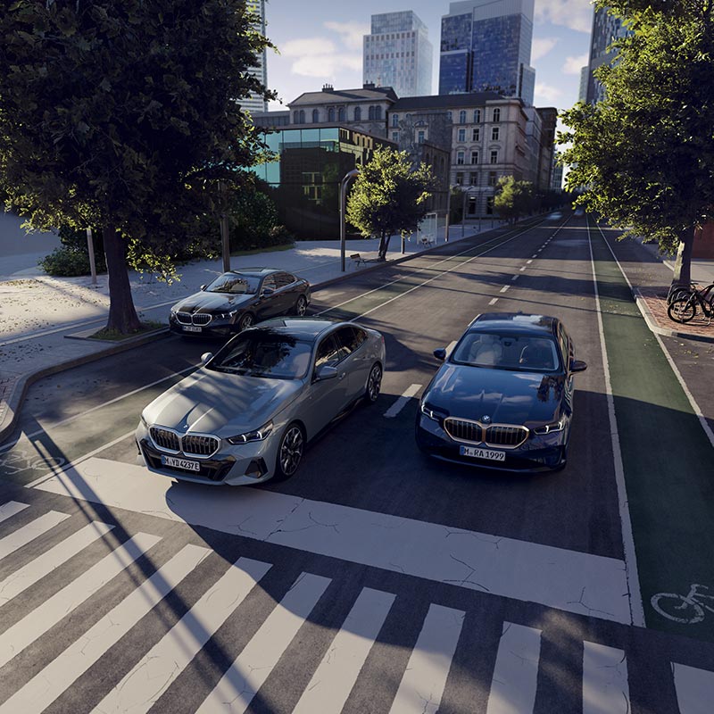 BMW-5er Modelle an einer Kreuzung in einer Stadt – Urbanität und Vielseitigkeit im Autohaus BMW Köhler in Karlstadt