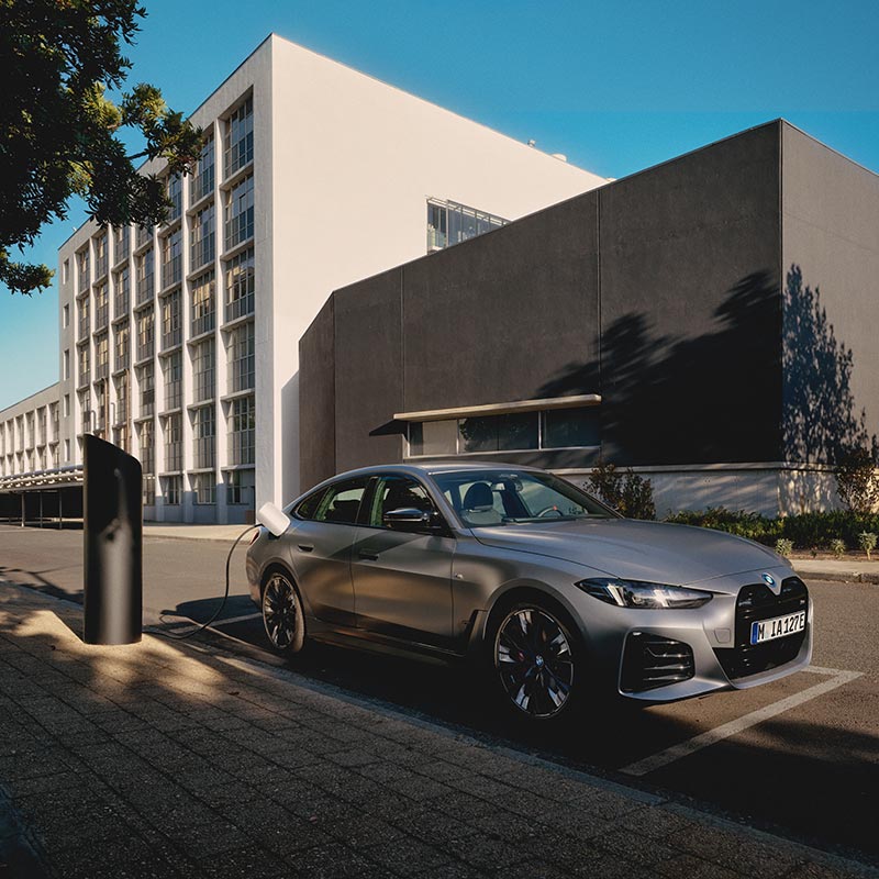BMW i4 wird geladen - Elektromobilität bei BMW Köhler in Karlstadt