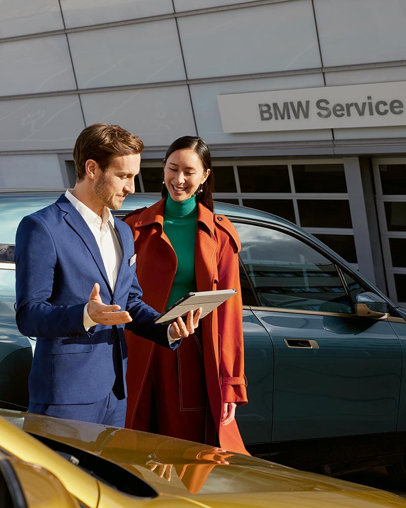Beratungsgespräch vor einem BMW – Individuelle Kundenbetreuung im Autohaus BMW Köhler in Karlstadt