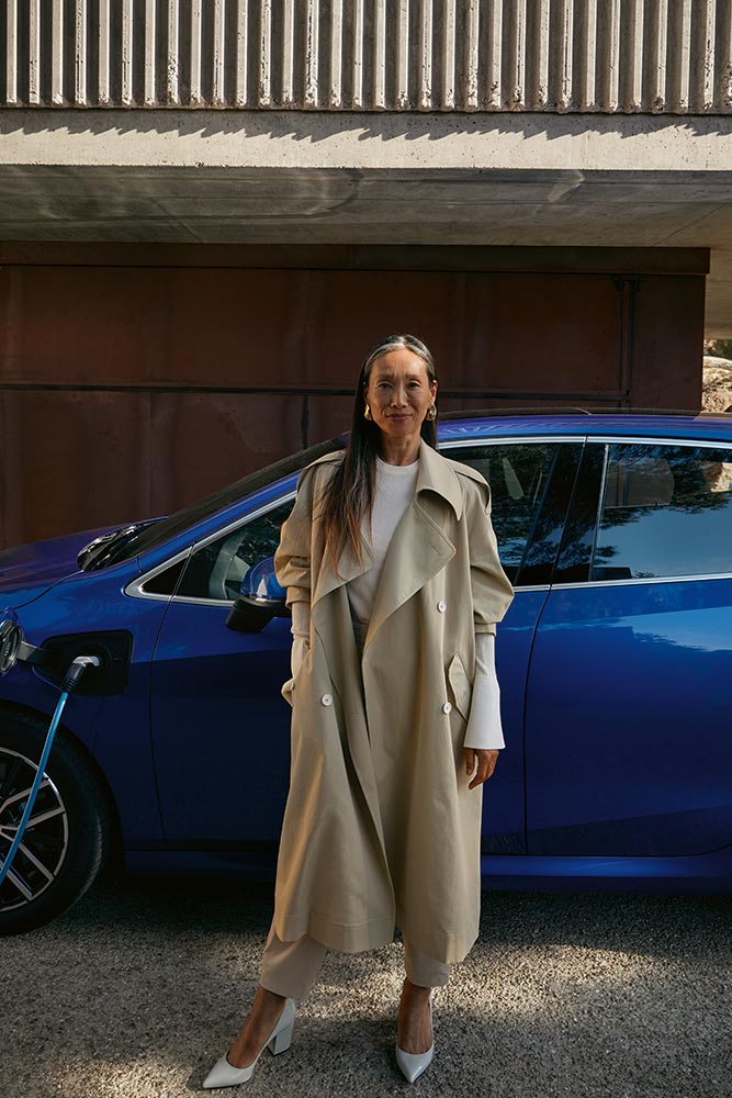 Frau vor einem blauen BMW 2er Active Tourer der geladen wird– Moderne Designsprache im Autohaus BMW Köhler in Karlstadt