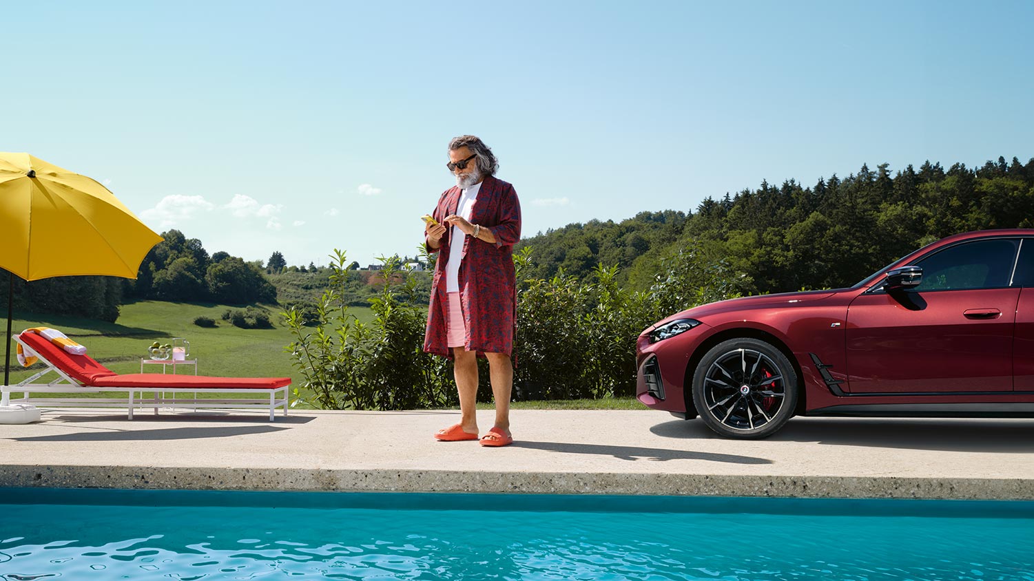 Frau in Schwimmkleidung neben einem roten BMW 4er Gran Coupé – Fahrfreude und Lebensstil im Autohaus BMW Köhler in Karlstadt