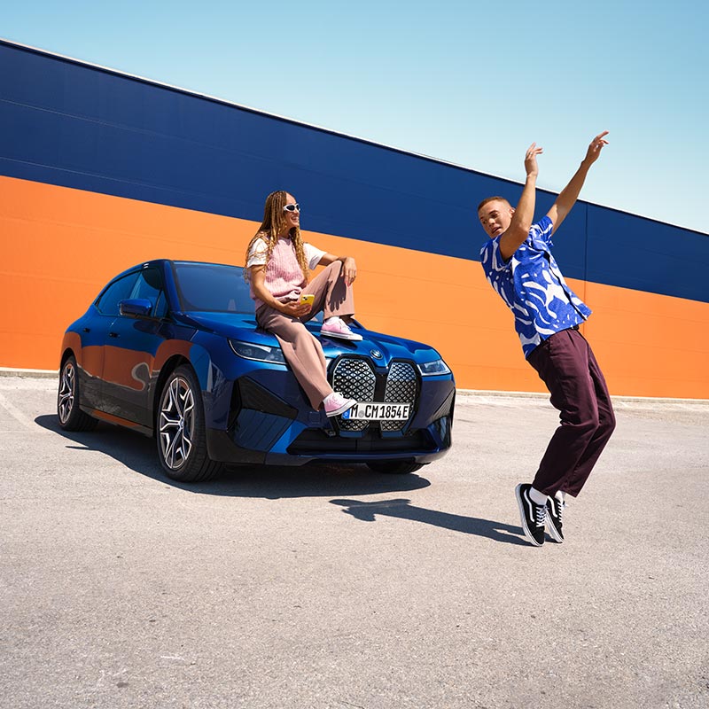 BMW iX vor einer bunten Kulisse – Dynamik und Vielseitigkeit im Autohaus BMW Köhler in Karlstadt