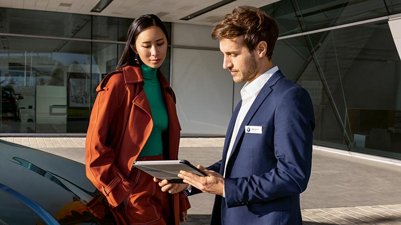 Kundenberatung vor einem BMW – Persönlicher Service im Autohaus BMW Köhler in Karlstadt