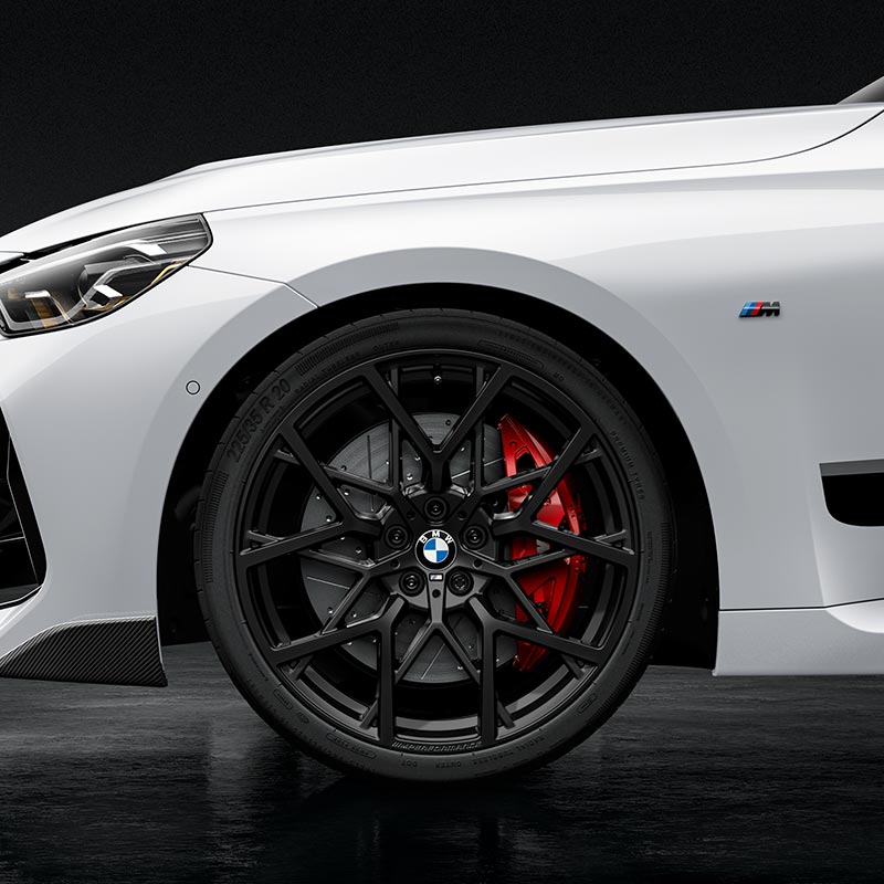 BMW-Rad mit roten Bremssätteln 20 M Performance Felge Y-Speiche 795 M – Dynamische Akzente im Autohaus BMW Köhler in Karlstadt