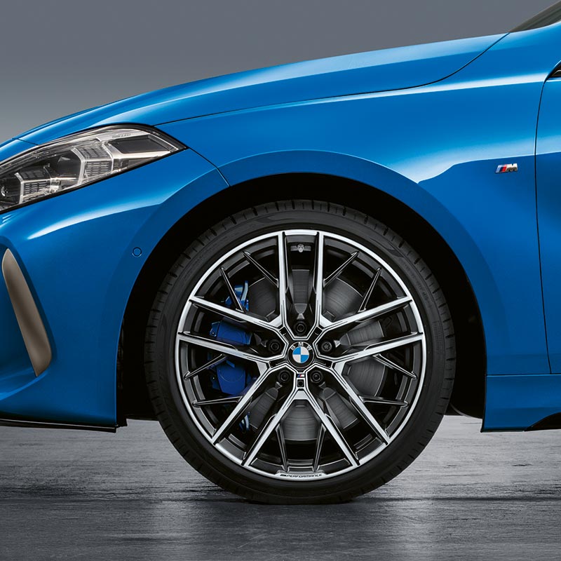 BMW-Rad 19 Zoll M Performance Doppelspeiche Design 555 M mit roten Bremssätteln – Dynamische Akzente im Autohaus BMW Köhler in Karlstadt