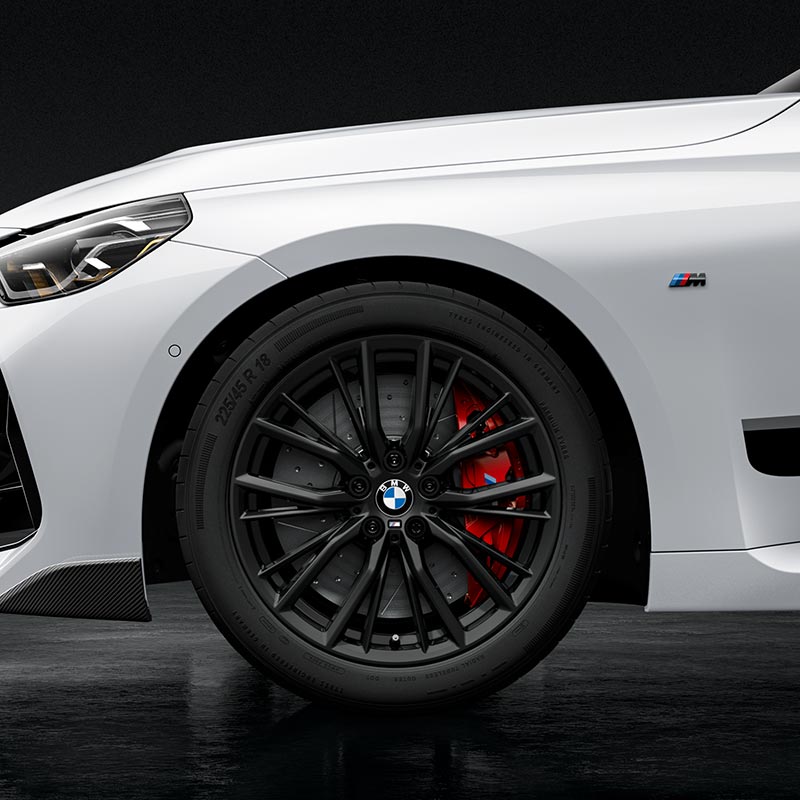 Detailansicht eines BMW-Rads mit 18 Zoll M Performance Felge Doppelspeiche Design 796 M – Sportlichkeit und Präzision im Autohaus BMW Köhler in Karlstadt