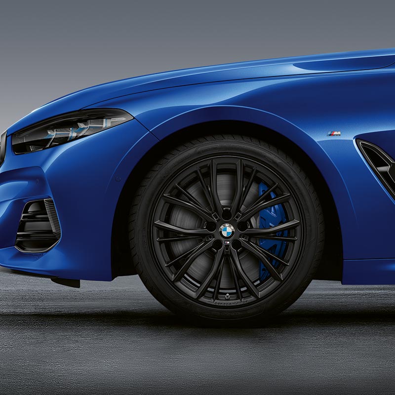 Nahaufnahme eines blauen BMW mit einer 19 Zoll M Performance Doppelspeiche im Design 786 – Eleganz und Performance im Autohaus BMW Köhler in Karlstadt