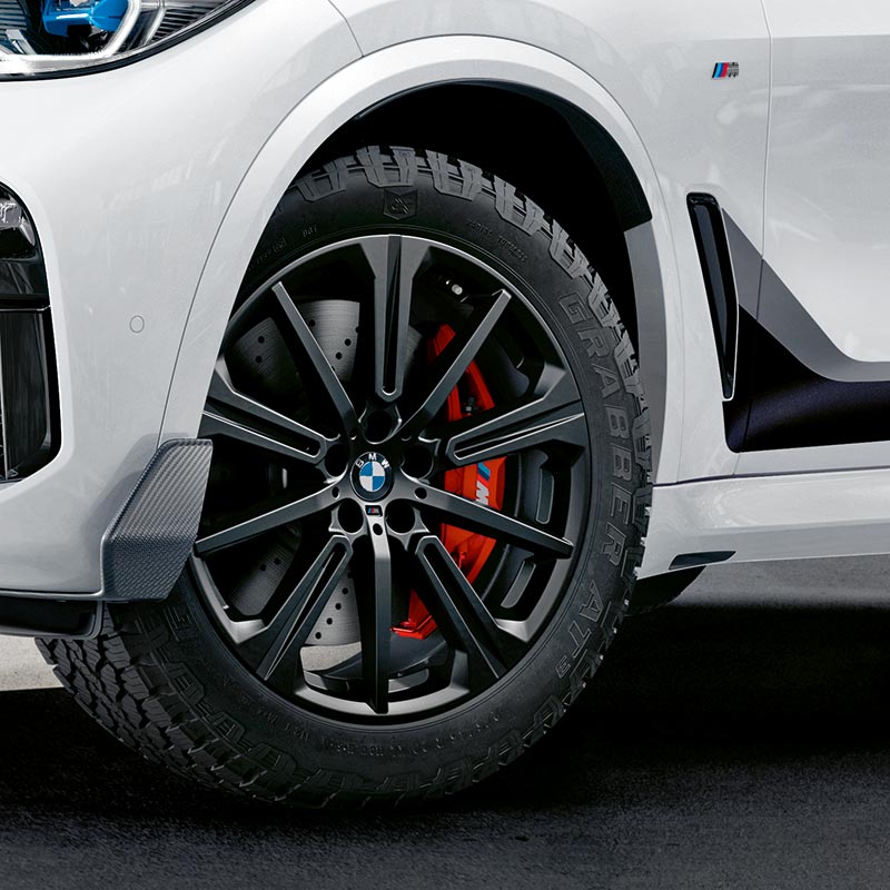 Seitenansicht eines weißen BMW mit roten Bremssätteln auf einer 20 Zoll M LMR Sternspeiche Felge – Dynamik und Stil im Autohaus BMW Köhler in Karlstadt