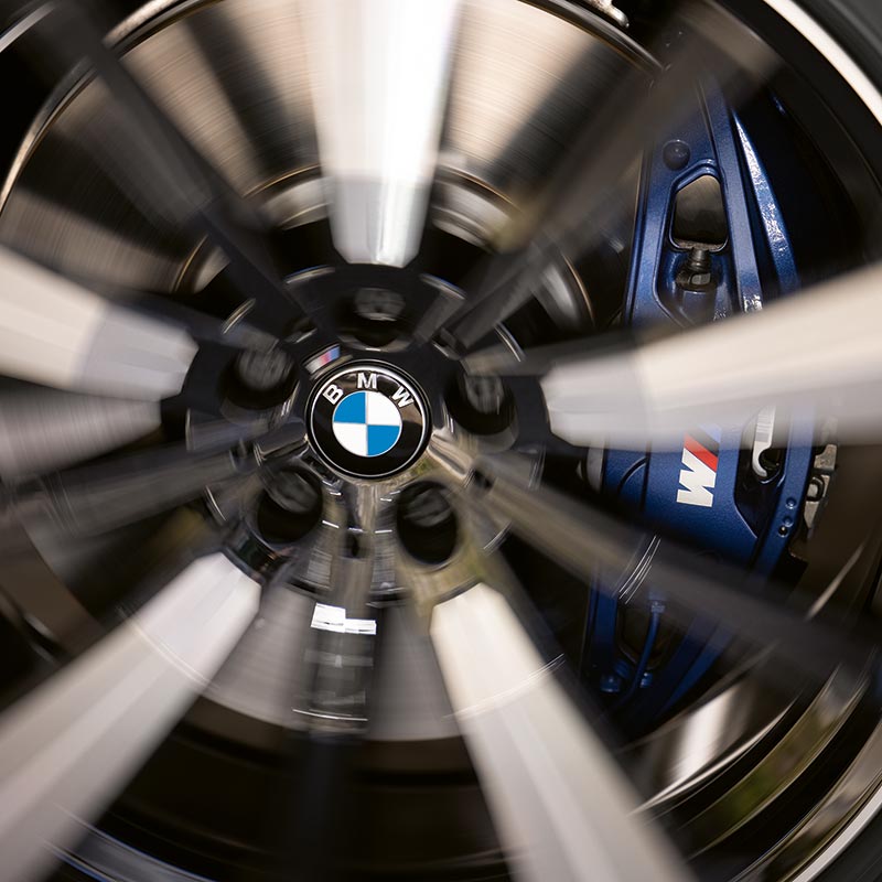 Nahaufnahme einer BMW-Nabenabdeckung – Perfekte Details im Autohaus BMW Köhler in Karlstadt