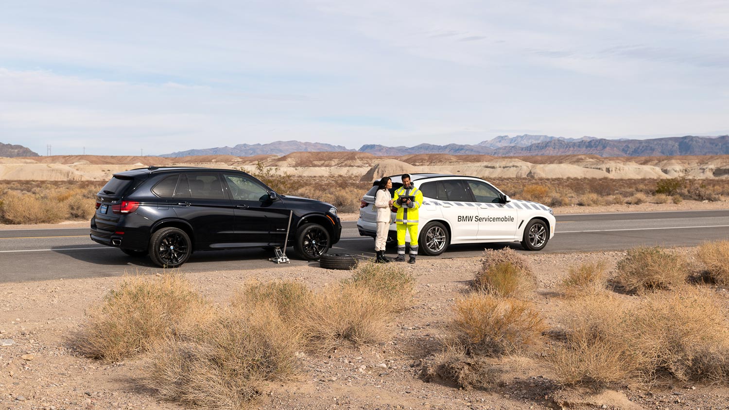 BMW und Pannenhilfefahrzeug in einer Wüstenlandschaft – Zuverlässige Mobilität und Service im Autohaus BMW Köhler in Karlstadt