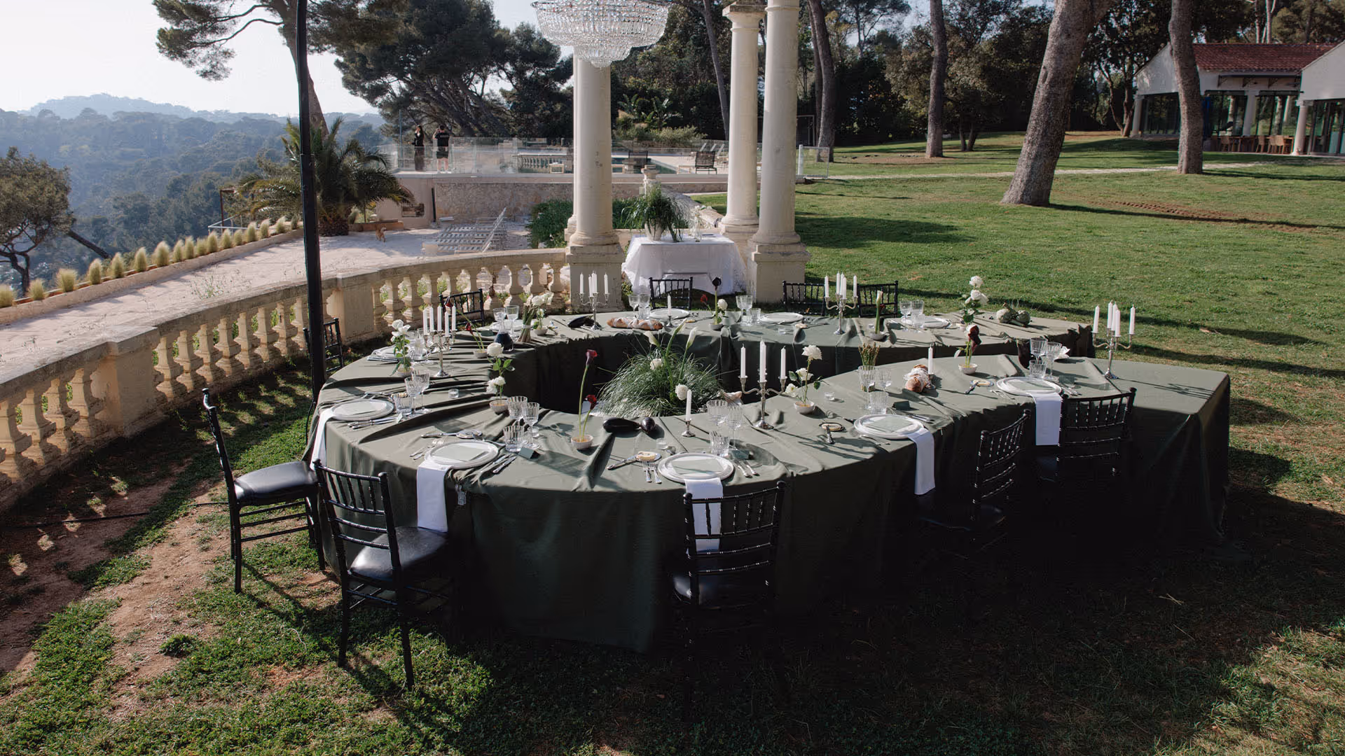 Serpentine table