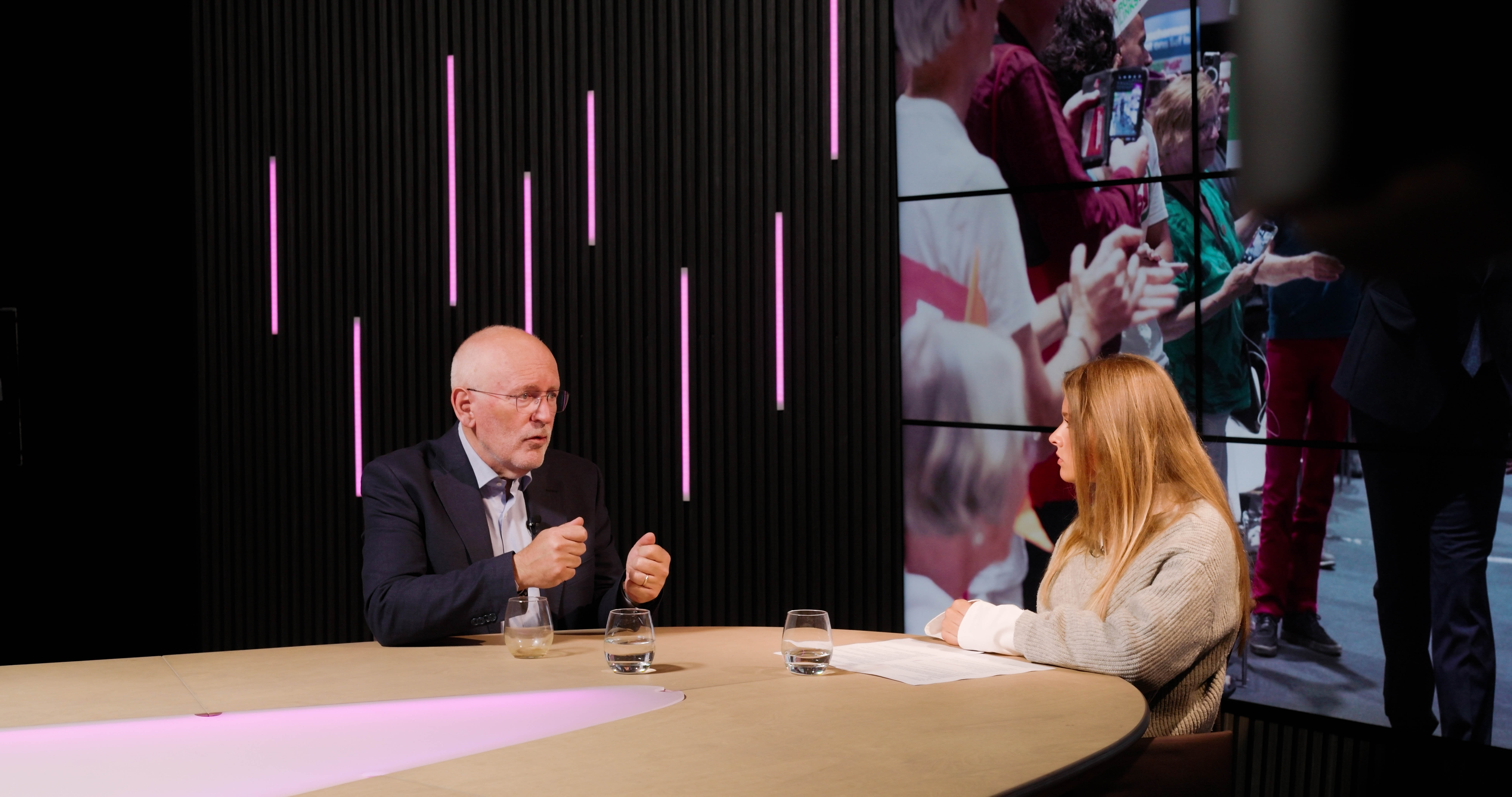 Talkshow met te gast Frans Timmermans studiocrossmark