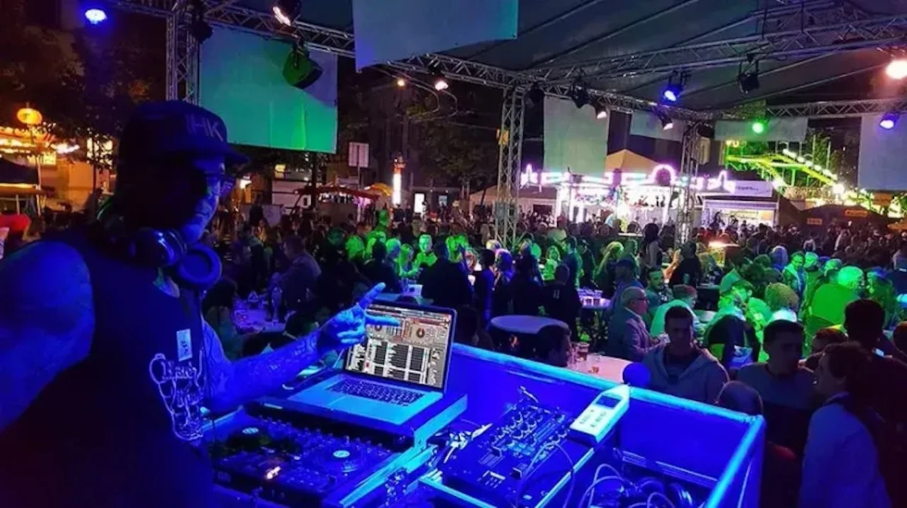 Leute, die auf der DJ-Tomahawk-Party Spaß haben