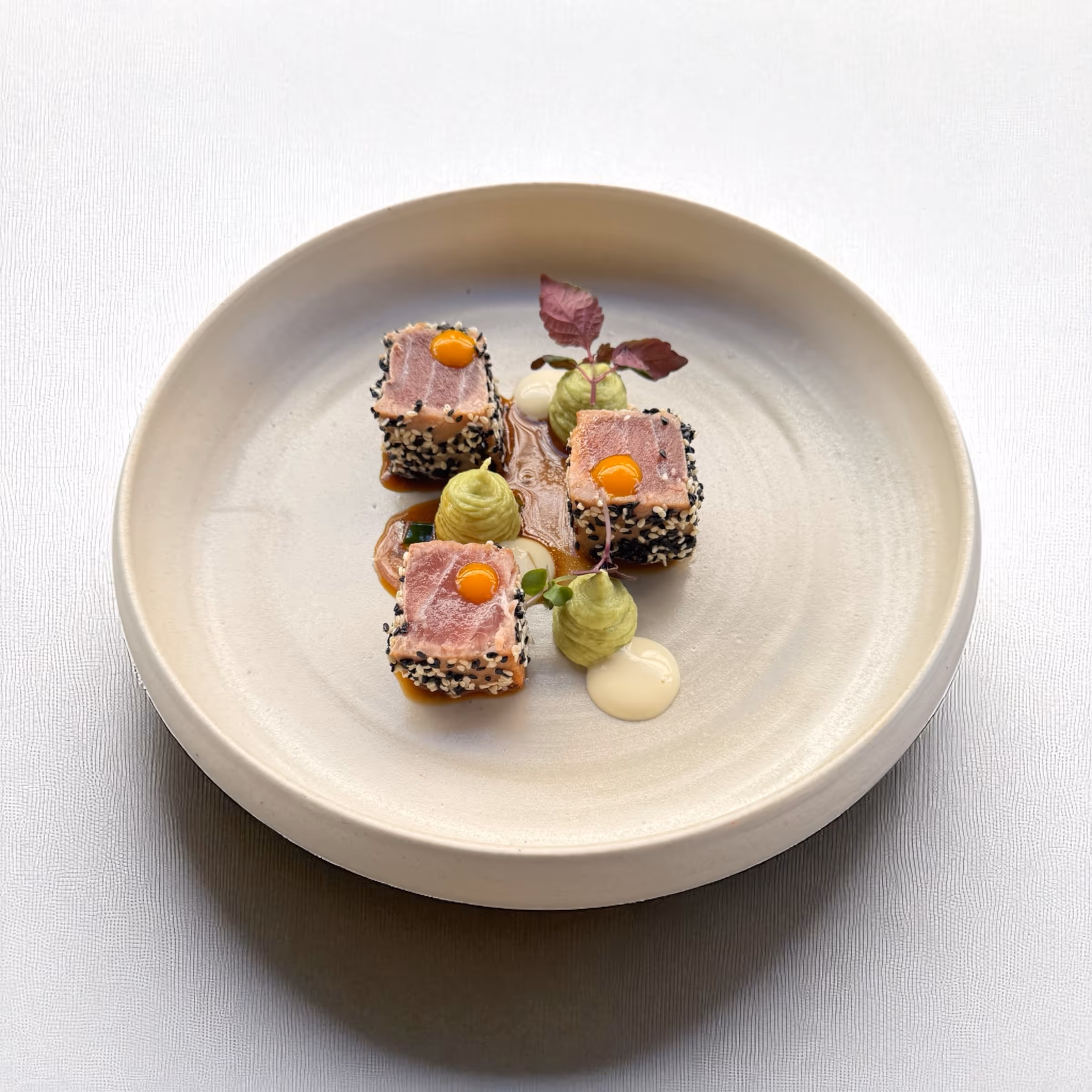 Gourmet-Thunfischwürfel mit Sesamkruste, Wachteleiern und grüner Sauce