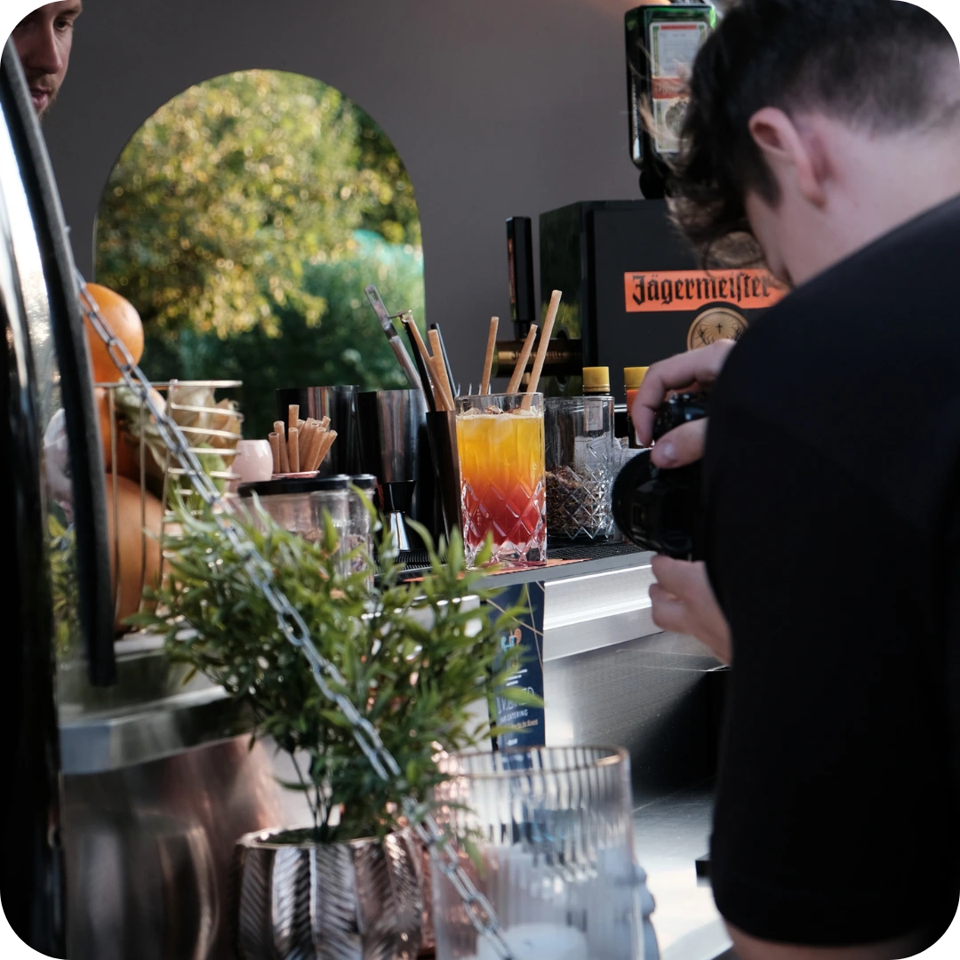 Geschäftsführer von PrimeSocial Oldenburg mit einer Drohne