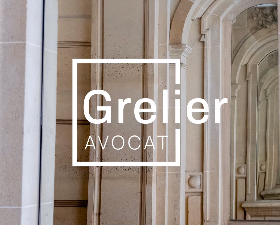 Logo Grelier Avocat superposé sur un miroir reflétant des arches en pierre.