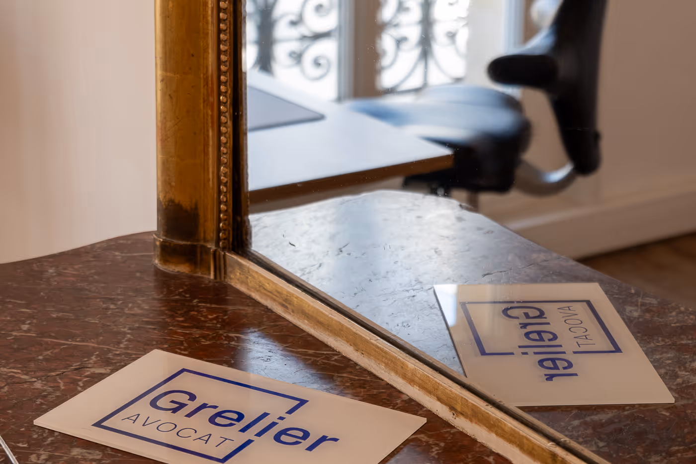 Plaque Grelier Avocat dans le reflet d'un miroir trumeau.