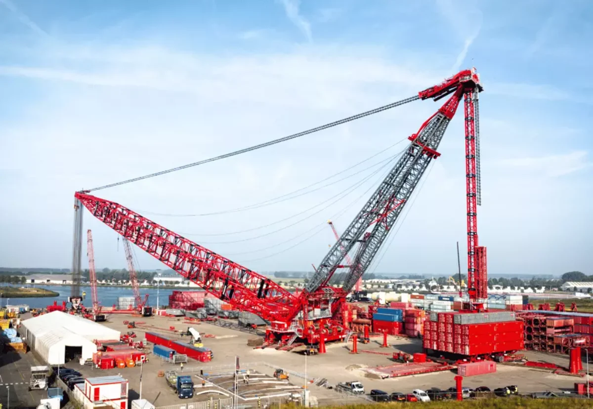 Mammoet Unveils World's Strongest Land-Based Crane: The SK6000