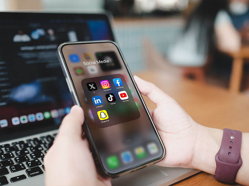 Eine Frau am Smartphone mit Social Media Apps