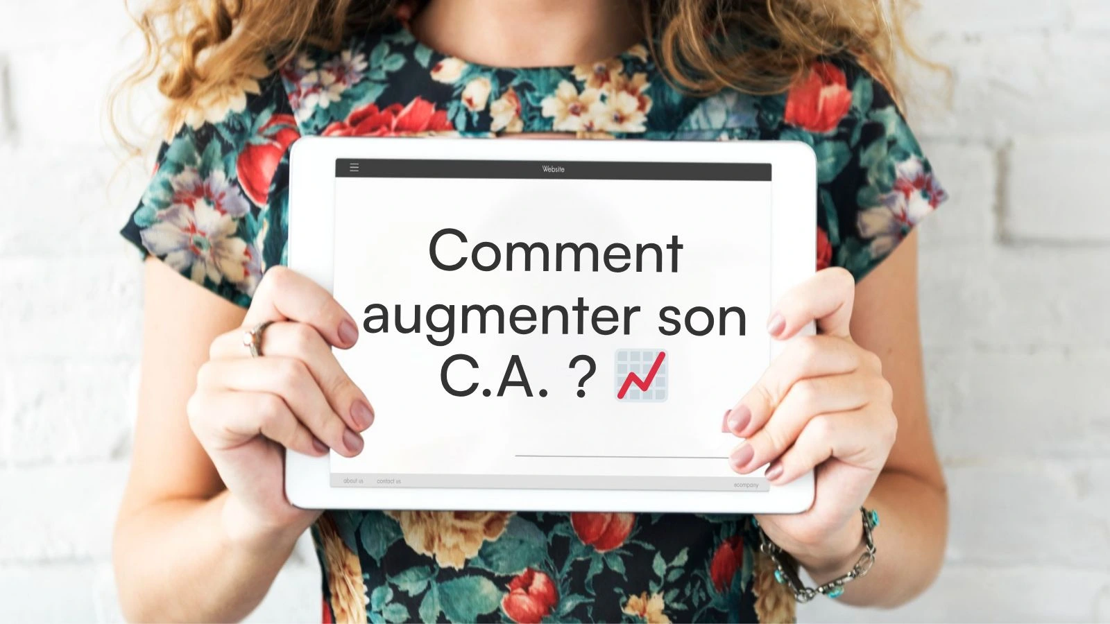 photo d'une femme tenant une tablette avec écrit comment augmenter son chiffre d'affaire ?