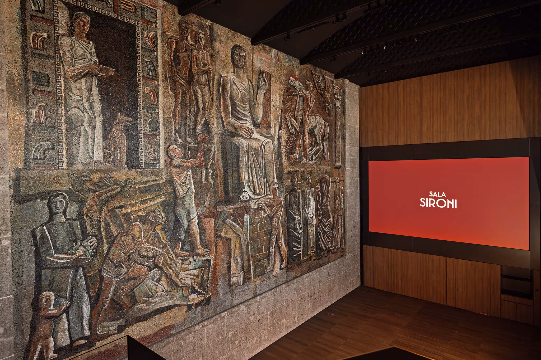Dettaglio dell’affresco monumentale di Sala Sironi che decora l’intera parete laterale