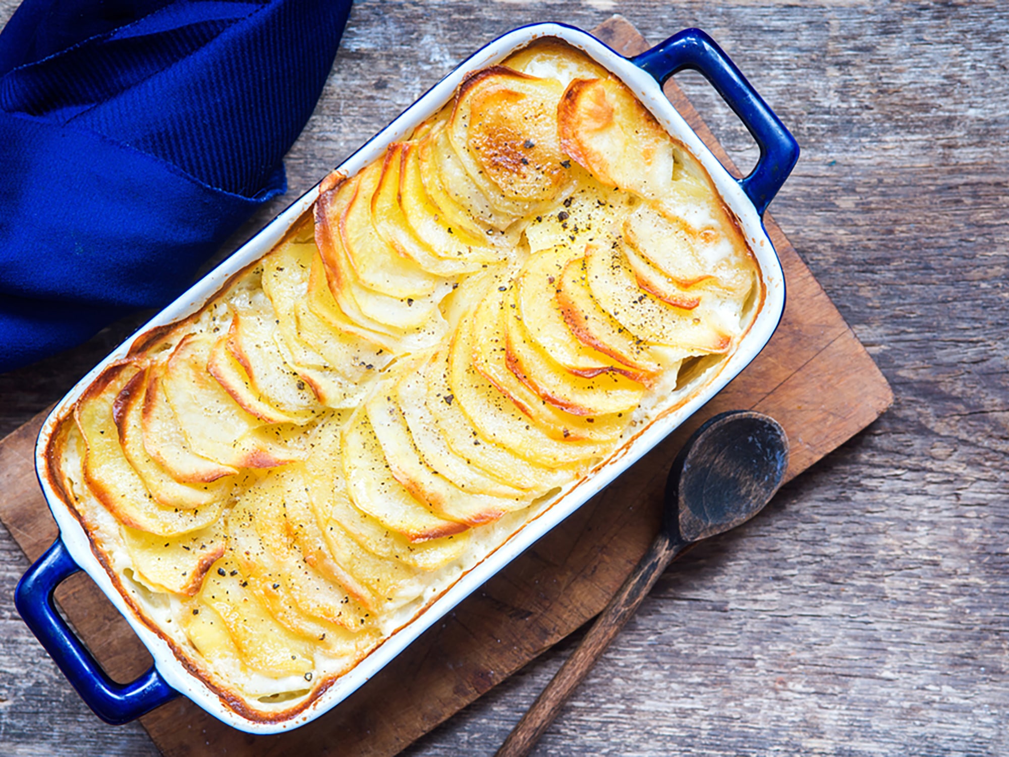 Valkosipuliperunat Uunissa