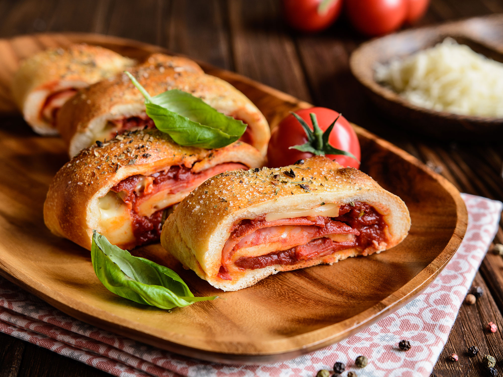 Valmista herkullisia pizzarullia kotona salamista, mozzarellasta ja basilikasta. Kokeile pizzarulla-reseptiämme nyt!