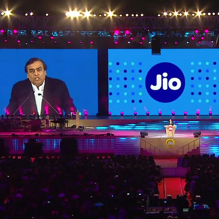 Launch Event der neuen Marke JIO, die Präsentation wird übetragen auf einer grossen Leinwand vor Publikum