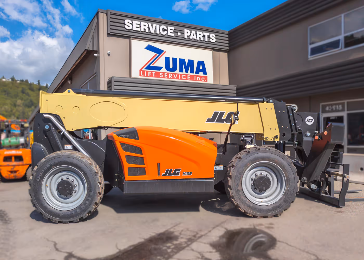 JLG 1055 telehandler full side profile with retracted boom in Canada