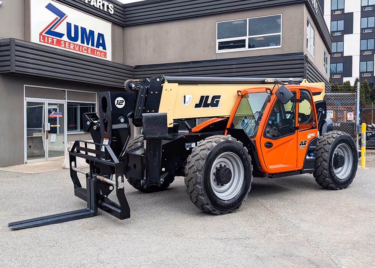 JLG 1255 telehandler side view