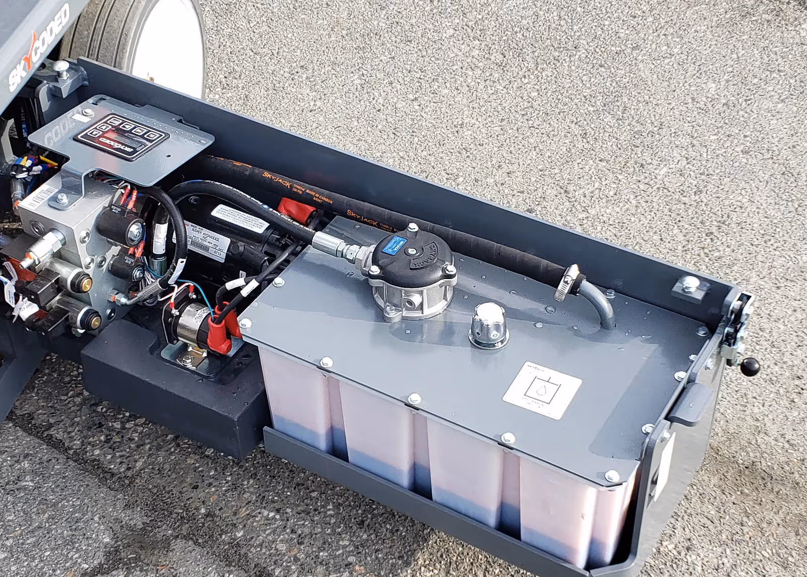 Skyjack SJ3226 hydraulic system with fluid reservoir and wiring in Canada